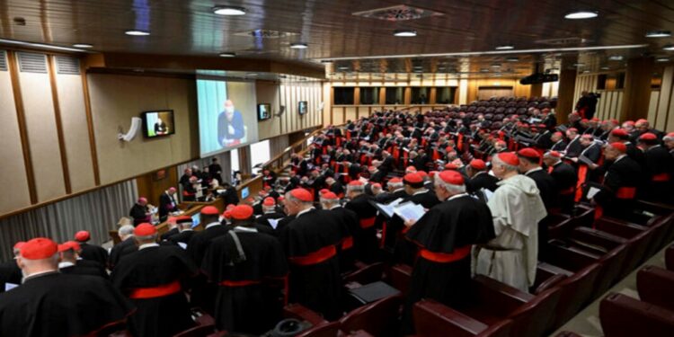 Cardenal Becciu renuncia a participar en el cónclave ¿Qué paso?