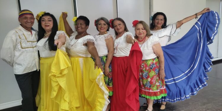 Adultos mayores de agrupación Zulymar danzan en su 66 aniversario