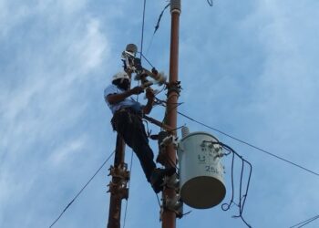 Instalación de transformadores garantiza servicio en comunidades zulianas