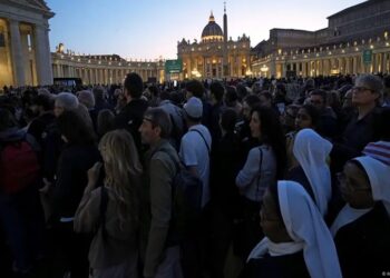 Tributo al papa Francisco superó la medianoche en el primer día de capilla ardiente
