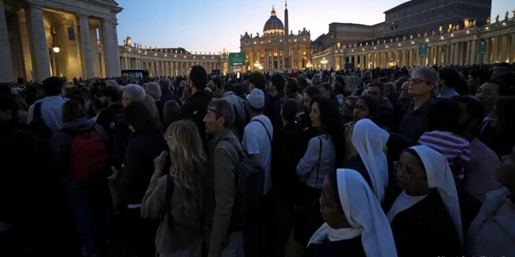 Tributo al papa Francisco superó la medianoche en el primer día de capilla ardiente