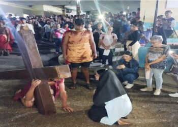 Parroquia San Alfonso conmemoró la Pasión de Cristo con Viarucis en Santa María