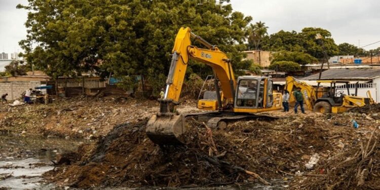 Protección Civil en Maracaibo realiza limpieza de cañadas