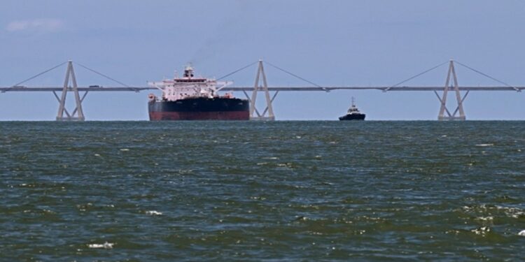 Unos 7 tanqueros esperan en el Lago de Maracaibo para cargar petróleo según AFP