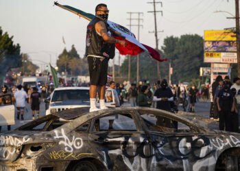 VIDEO: Efectivos de la Guardia Nacional llegan a Los Ángeles en medio de disturbios