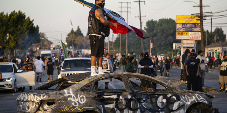 VIDEO: Efectivos de la Guardia Nacional llegan a Los Ángeles en medio de disturbios