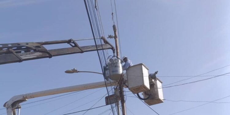 Instalación de transformadores garantiza continuidad del servicio en comunidades zulianas