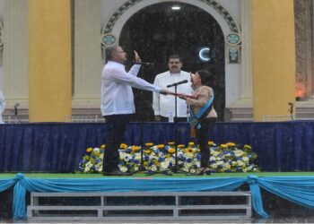 ¡Lluvia de bendiciones! Gobernador Luis Caldera prestó juramento frente a la Basílica de la Chiquinquirá