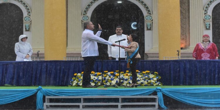 ¡Lluvia de bendiciones! Gobernador Luis Caldera prestó juramento frente a la Basílica de la Chiquinquirá