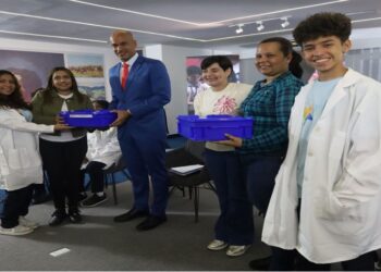 ME entrega 2.000 kits de laboratorio para centros educativos de todo el país
