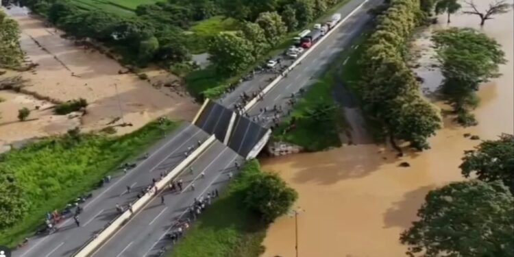 Intensas lluvias colapsaron puente La Trinidad en el estado Portuguesa