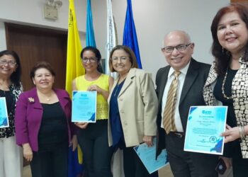 Secretaría de LUZ entrega reconocimientos a personal administrativo y obrero