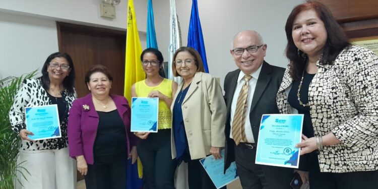 Secretaría de LUZ entrega reconocimientos a personal administrativo y obrero