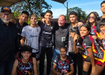 ¡En Cacique Mara! Di Martino entrega balones de voleibol a 39 niños y niñas de la Escuela P.B. “Mario Abreu”