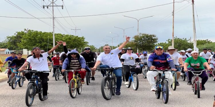 Con caravana de motorizados, vehículos y ciclistas Alenis Guerrero y candidatos a concejales iniciaron campaña