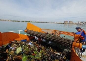 ICLAM despliega embarcaciones Skimmers de Basura Acuática ¡Jornada de saneamiento en el Lago de Maracaibo!