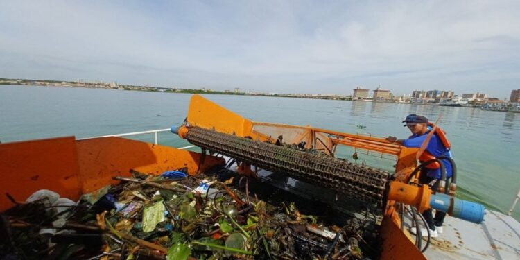 ICLAM despliega embarcaciones Skimmers de Basura Acuática ¡Jornada de saneamiento en el Lago de Maracaibo!