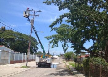 CORPOELEC recupera estructuras eléctricas afectadas por lluvias en Lagunillas (+Zulia)