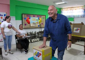 Gian Carlo Di Martino ejerció su derecho al voto resaltando la mancomunidad de los tres niveles de gobierno