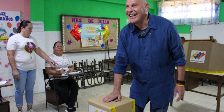 Gian Carlo Di Martino ejerció su derecho al voto resaltando la mancomunidad de los tres niveles de gobierno