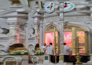 Gian Carlo Di Martino eleva su oración en visita a la Basílica de Nuestra Señora de la Chiquinquirá