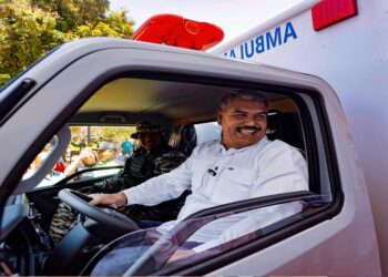 Gobernador Luis Caldera entrega 4.300 ayudas humanas y ambulancias para seis centros de salud del Zulia