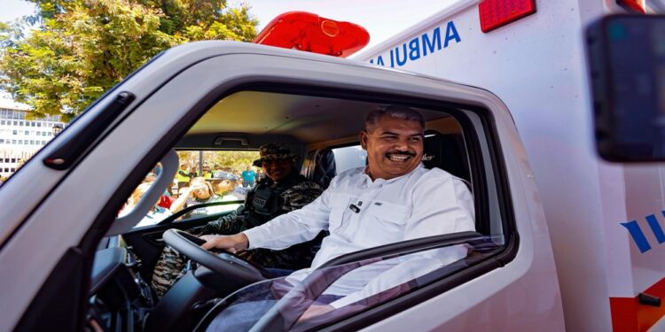 Gobernador Luis Caldera entrega 4.300 ayudas humanas y ambulancias para seis centros de salud del Zulia