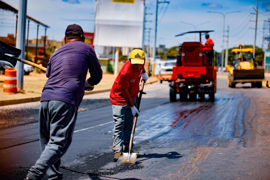 Gobernador Luis Caldera interviene tramo vial Sinamaica-Paraguaipoa ¡Inicia asfaltado en la Av. Guajira!