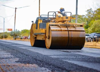 ¡Plan Estadal de Vialidad! En el tramo Distribuidor La Chinita-Aeropuerto se vierten 10.000 toneladas de asfalto