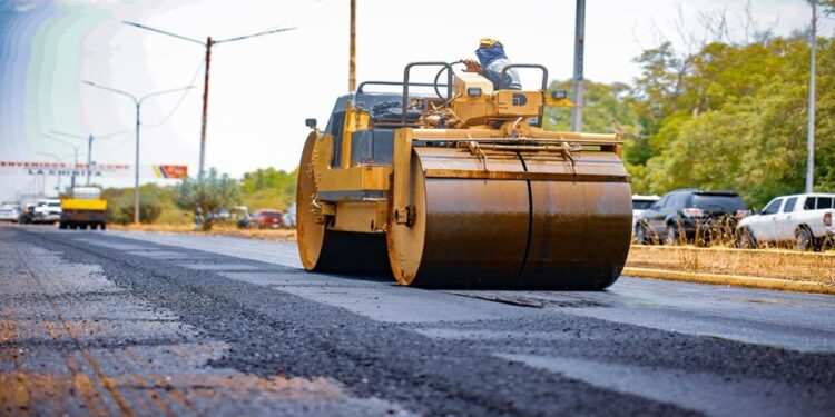 ¡Plan Estadal de Vialidad! En el tramo Distribuidor La Chinita-Aeropuerto se vierten 10.000 toneladas de asfalto