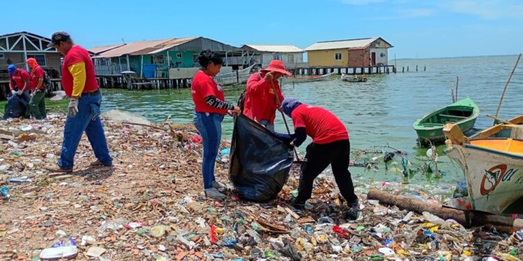 Gobernación del Zulia despliega jornada de recolección de desechos sólidos en Las Pulgas, Santa Rosa y la Vereda 2
