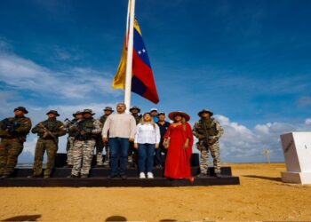Gobernador Caldera y autoridades militares del Zulia izaron nuevo tricolor nacional en el hito №1