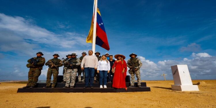 Gobernador Caldera y autoridades militares del Zulia izaron nuevo tricolor nacional en el hito №1