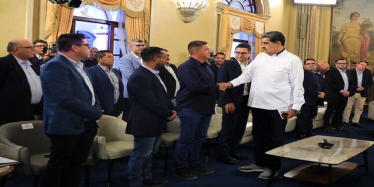 Presidente Nicolás Maduro sostiene reunión con alcaldes de oposición democrática en Miraflores