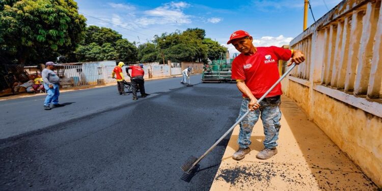 Gobierno Bolivariano inicia plan de asfaltado en el barrio El Gaitero