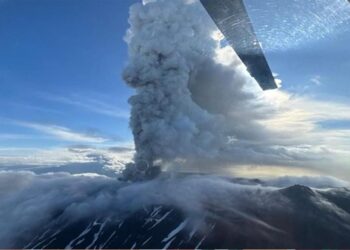 Volcán ruso entra en erupción después de tres siglos