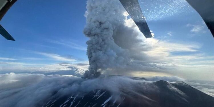 Volcán ruso entra en erupción después de tres siglos