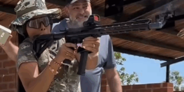 VIDEO: Venezolanos se entrenan en manejo de armas ante amenazas de EE.UU.