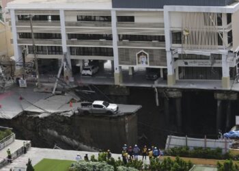 Enorme socavón causa el colapso en una calle de Bangkok (+Video)