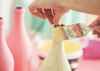 Atrapa Sueños Teatro promovió la arte terapia pintando botellas recicladas con familias oncológicas