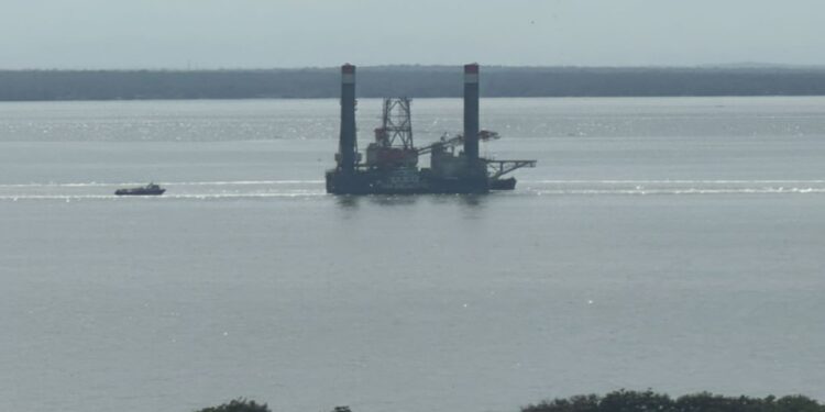 Primera instalación petrolera flotante proveniente de China está en aguas del Lago de Maracaibo