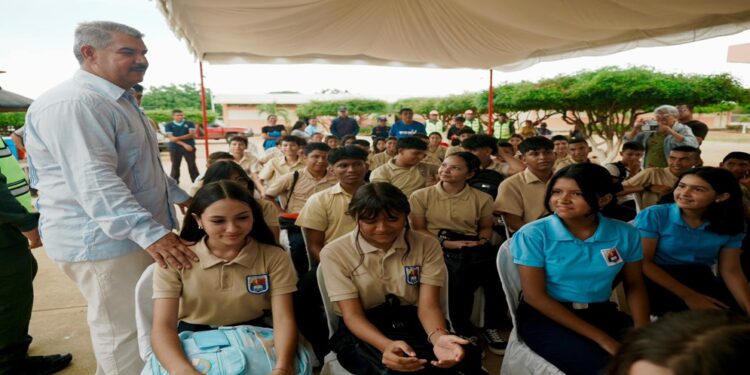 Gobernador Luis Caldera acompaña inicio del nuevo año escolar ¡Matrícula de más de 660 mil estudiantes!