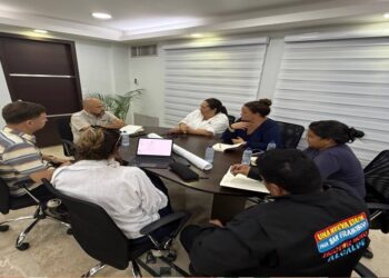 Comitiva se reúne para definir los detalles del parque Domitila Flores