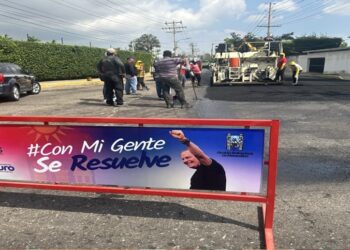 Alcaldía de Maracaibo aplica 700 toneladas de asfalto en la vialidad del sector 8 Provincias en la parroquia Olegario Villalobos