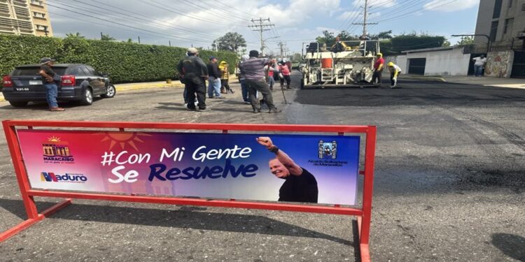 Alcaldía de Maracaibo aplica 700 toneladas de asfalto en la vialidad del sector 8 Provincias en la parroquia Olegario Villalobos