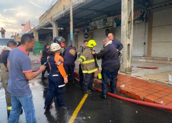 400 funcionarios actuaron para controlar incendio en Mercado Las Playitas (+MARACAIBO)