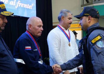 Condecorados Gobernador Luis Caldera y alcalde Di Martino con la Cruz del Bombero Nacional