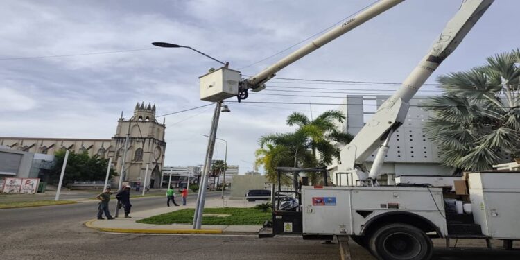 Alcaldía de Maracaibo optimiza alumbrado público en la avenida Bella Vista