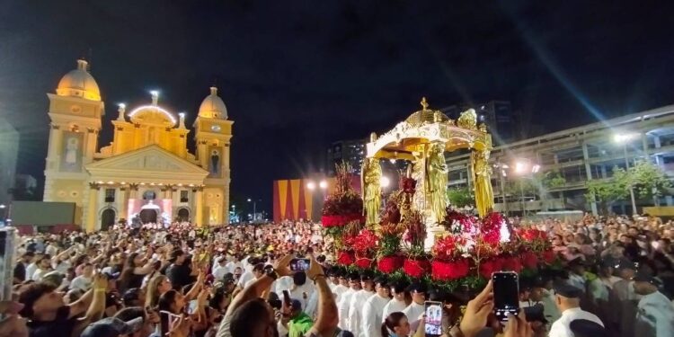¡Alegría y Devoción Desbordadas! Fieles acompañaron la tradicional Bajada de la Virgen de Chiquinquirá en Maracaibo (+Fotos)