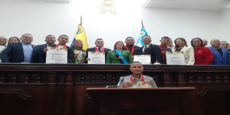 Parlamento zuliano otorga la Orden “Robert Serra” a jóvenes destacados de la región